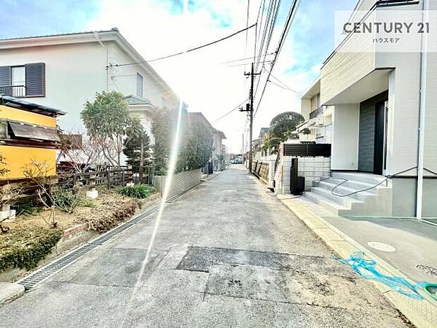 前面道路は4.48ｍ！陽当り良好な立地です。車庫入れが苦手な方も安心ですね。