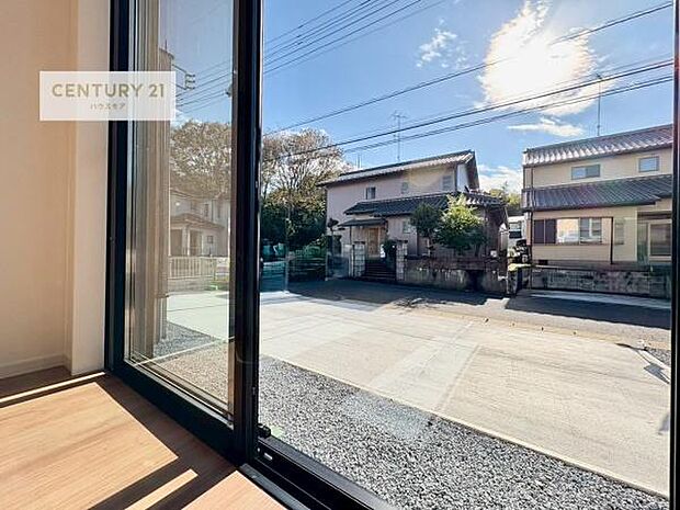 落ち着きある住宅街です！周囲には高い建物がなく、空が広く開放感があり、陽当たりを大きく遮られることもありません！気持ちの良い風が通り抜ける街並みです！