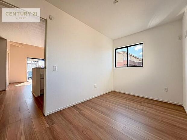 明るい室内は、風通しも良く、明るく大変居心地の良い空間となっております。リラックスして過ごせる心地の良いお部屋です！朝の目覚めがスッキリしますね！