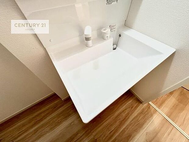 深い洗面台ボウルは、水が跳ねにくいのでお手入れが楽々！清潔感が保てます！キレイな洗面所で自分磨きのモチベーションが上がりますね！