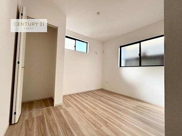 収納スペースがついています！居室をスッキリ整頓する事ができますね。家具を選ばないシンプルなデザインの為、家具を選ばずお気に入りの空間作りができそうですね。