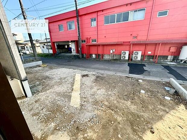 晴れた日には青い空を見渡せる開放的な時間を楽しめます。気持ちの良い風が通り抜ける街並みです！