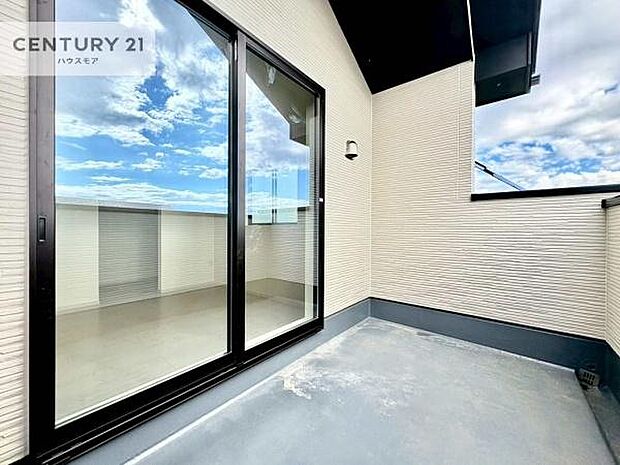 陽当たり良好なバルコニーです！晴れた日には青い空を見渡せる開放的な時間を楽しめます。