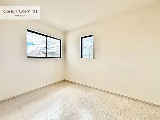 優しい光が差し込む洋室は、朝の目覚めも気持ちが良さそうですね。おうち時間もゆったりと過ごすことができます。