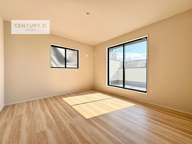 バルコニーに面している洋室です。明るく温もりがあり、換気もしっかりできます！朝起きて、外に出て背伸びをしつつ深呼吸をし良い朝を迎え入れることが出来そうですね！