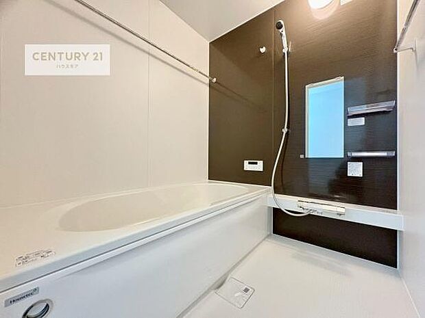 落ち着きある大人の雰囲気のバスルームは、シックなデザインでバスタイムが充実！お仕事頑張っているご褒美にお好みの匂いの入浴剤を入れて、楽しんでみてはいかがでしょうか？