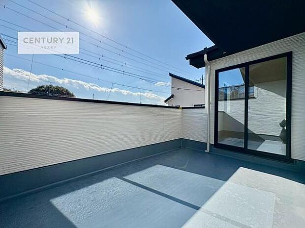 晴れた日には青い空を見渡せる開放的な時間を楽しめます。気持ちの良い風が通り抜ける街並みです！