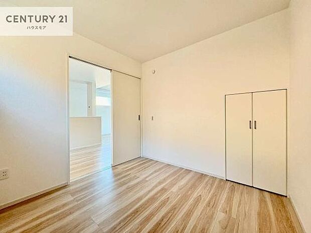 洋室は子供部屋や寝室、色々と用途多彩に利用できますね。収納力もたっぷりなので、広々気持ちよく過ごすことができます。