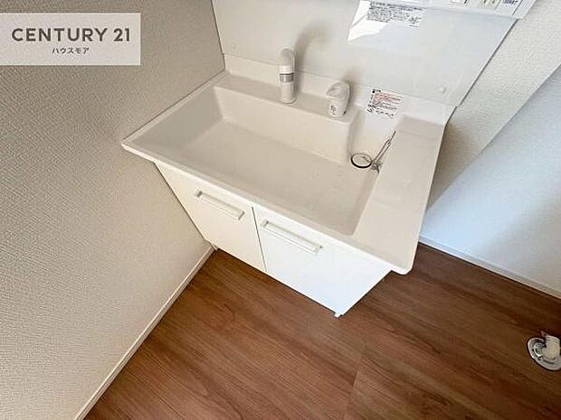 深い洗面台ボウルは、水が跳ねにくいのでお手入れが楽々！清潔感が保てます！キレイな洗面所で自分磨きのモチベーションが上がりますね！