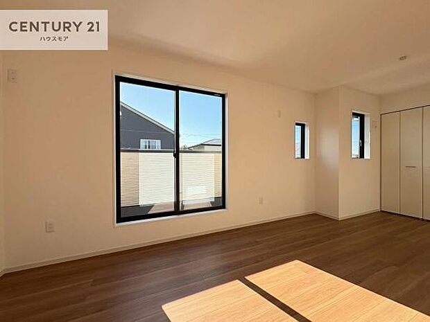 ライフスタイルに合わせて2部屋に分けることが可能です！柔らかな光が差し込む洋室です！