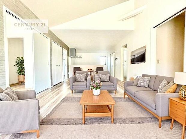 家具はCGパースです。大切な家族が集まるからこそLDKにはこだわりたい。子供たちが元気に笑いながら走り回っている姿を見た時が「広い家にして良かった」と思う瞬間です。