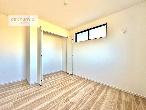 掃き出し窓がないお部屋は、お子様のお部屋としても安心です！収納スペースも充実しているので散らかったお部屋をサッと片付けられます！