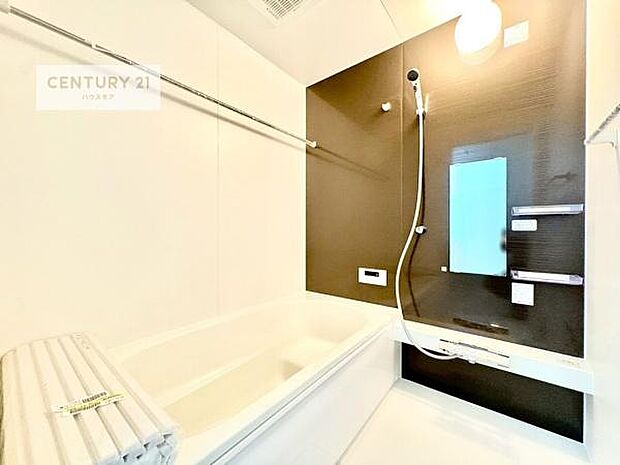 落ち着きある大人の雰囲気のバスルームは、シックなデザインでバスタイムが充実！お仕事頑張っているご褒美にお好みの匂いの入浴剤を入れて、楽しんでみてはいかがでしょうか？