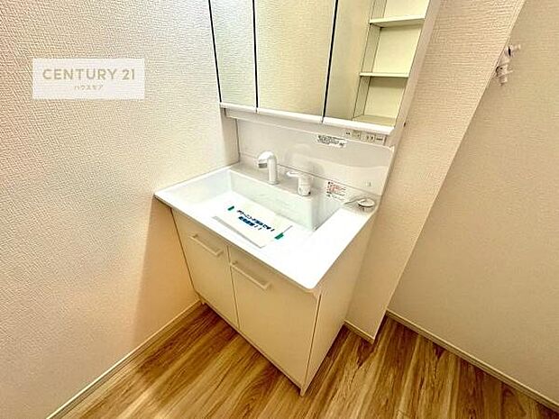 深い洗面台ボウルは、水が跳ねにくいのでお手入れが楽々！清潔感が保てます！キレイな洗面所で自分磨きのモチベーションが上がりますね！
