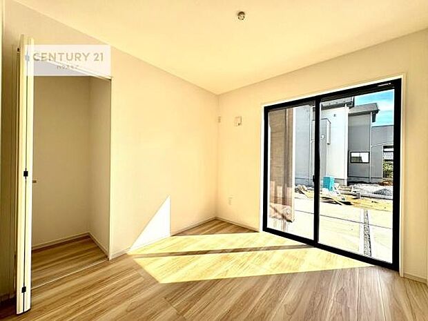 明るい室内は、風通しも良く、明るく大変居心地の良い空間となっております。リラックスして過ごせる心地の良いお部屋です！朝の目覚めがスッキリしますね！