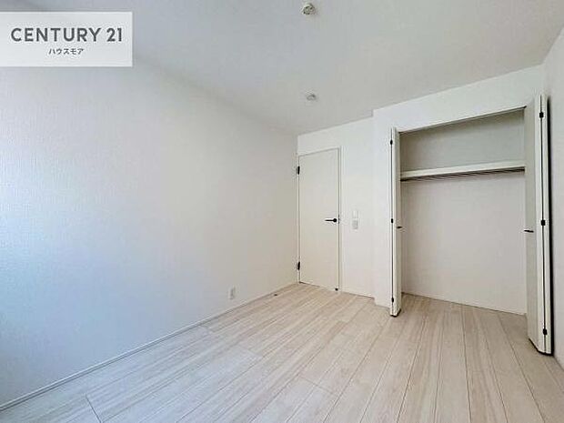 掃き出し窓がないお部屋は、お子様のお部屋としても安心です！収納スペースも充実しているので散らかったお部屋をサッと片付けられます！