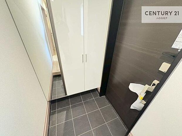 シューズボックス付きなので、玄関が片付きお掃除がしやすいです！スッキリした玄関で戸を開けた瞬間、清潔感のある心地いい空間が出迎えてくれます。