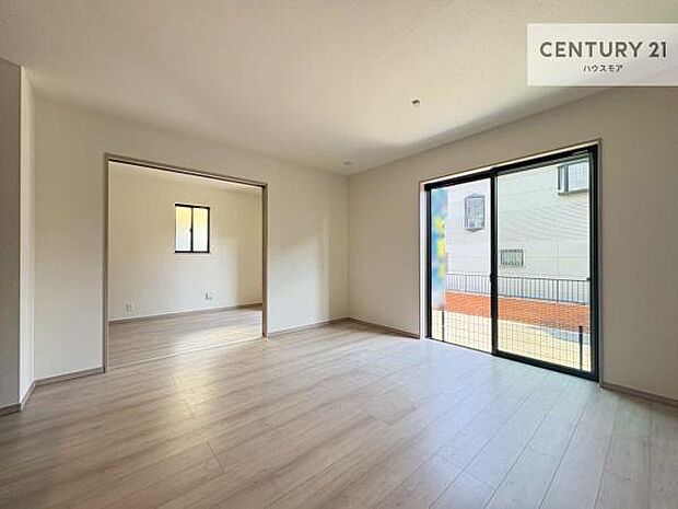 大きな窓からたっぷりの陽ざしが入る明るいリビング。開放感のあるリビングで家族団らんのくつろぎの時間を過ごせます！