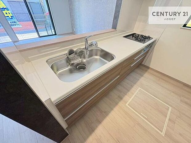 ゆとりある調理スペースで作業がしやすい快適なキッチンです！お子様と一緒にお菓子造りも楽しめる広々スペースです。楽しい調理時間になりそうですね！