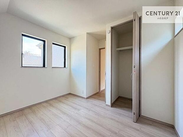 掃き出し窓がないお部屋は、お子様のお部屋としても安心です！収納スペースも充実しているので散らかったお部屋をサッと片付けられます！
