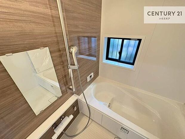 落ち着きある大人の雰囲気のバスルームは、味が出ていてバスタイムが充実！お仕事頑張っているご褒美にお好みの匂いの入浴剤を入れて、楽しんでみてはいかがでしょうか？