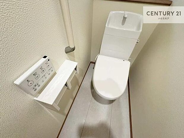 1・2階にトイレがございます！朝の忙しい時間帯も待たずにすみそうですね。白を基調とした清潔感のあるトイレでお手入れがしやすいです！