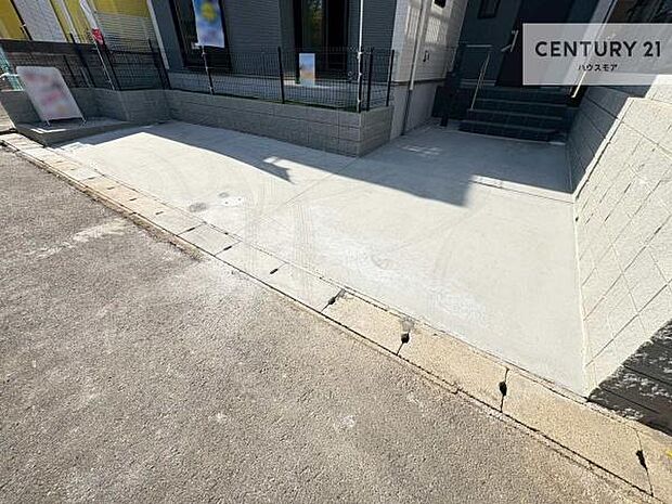 駐車スペースは2台分あります！セカンドカーはもちろん、バイクや自転車なども置き場所に困りません。