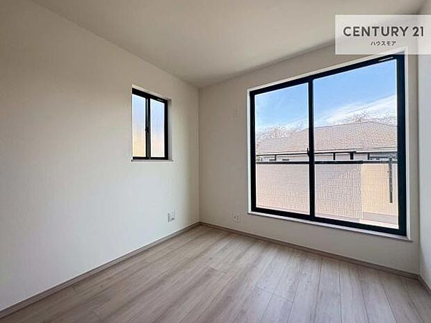 2面採光を確保した明るい室内は、風通しも良く、明るく大変居心地の良い空間となっております。リラックスして過ごせる心地の良いお部屋です！朝の目覚めがスッキリしますね！