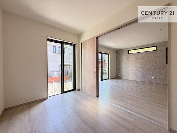 リビングと隣接した洋室です！家事の休憩スペースやキッズスペースとして活用するのもよさそうですね！