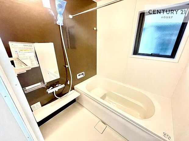 落ち着きある大人の雰囲気のバスルームは、味が出ていてバスタイムが充実！お仕事頑張っているご褒美にお好みの匂いの入浴剤を入れて、楽しんでみてはいかがでしょうか？