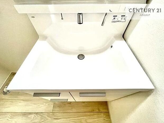 深い洗面台ボウルは、水が跳ねにくいのでお手入れが楽々！清潔感が保てます！キレイな洗面所で自分磨きのモチベーションが上がりますね！