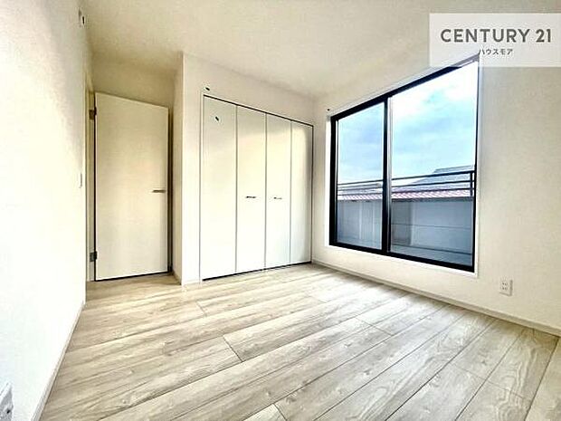 明るい室内は、風通しも良く、明るく大変居心地の良い空間となっております。リラックスして過ごせる心地の良いお部屋です！