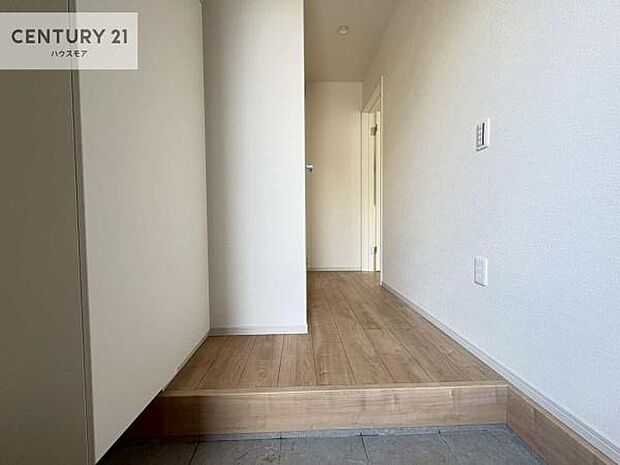 疲れて帰ってきても、ただいま！を言いたくなる、優しく迎え入れてくれる空間になっています。明るく温もり溢れる玄関です！