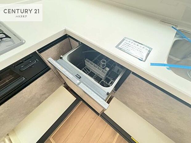 食洗機付きのキッチンです！忙しい時や手荒れ防止として大変活躍する便利な仕様です！ビルトインなのでキッチンの場所を取らず調理スペースを広く使うことが出来ます！