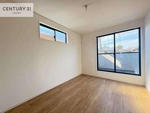 バルコニーに面している洋室です。明るく温もりがあり、換気もしっかりできます！朝起きて、外に出て背伸びをしつつ深呼吸をし良い朝を迎え入れることができます。