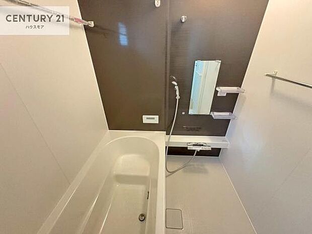 落ち着きある大人の雰囲気のバスルームは、味が出ていてバスタイムが充実！お仕事頑張っているご褒美にお好みの匂いの入浴剤を入れて、楽しんでみてはいかがでしょうか？