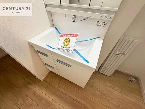 深い洗面台ボウルは、水が跳ねにくいのでお手入れが楽々！清潔感が保てます！キレイな洗面所で自分磨きのモチベーションが上がりますね！