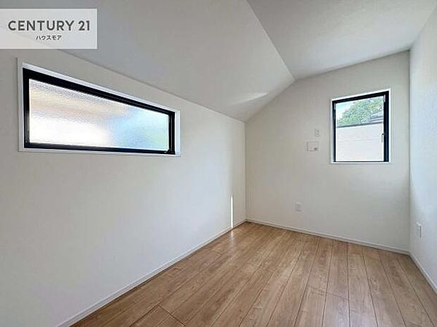 2面採光を確保した明るい室内は、風通しも良く、明るく大変居心地の良い空間となっております。リラックスして過ごせる心地の良いお部屋です！朝の目覚めがスッキリしますね！