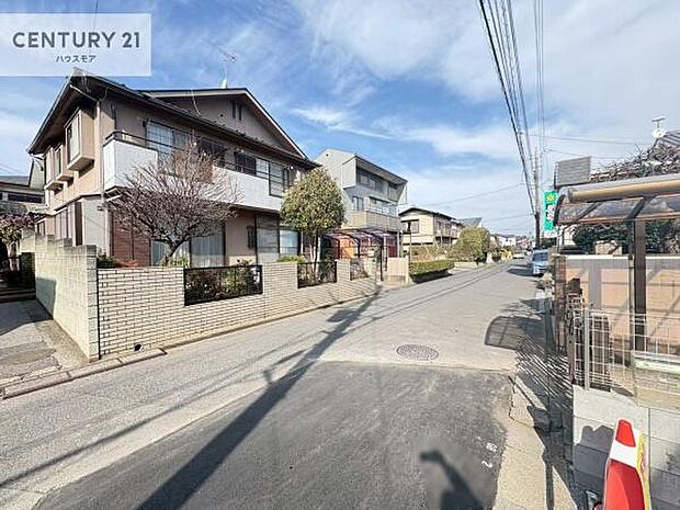 前面道路は6ｍ！陽当り良好な立地です。車庫入れが苦手な方も安心ですね。