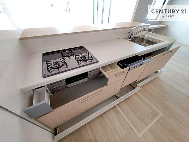 収納スペースが豊富で、調理スペースがスッキリと片付きひろ〜く活用できます！快適に作業ができます！毎日の料理が捗ります！