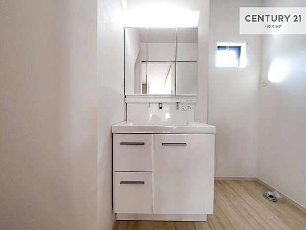 深い洗面台ボウルは、水が跳ねにくいのでお手入れが楽々！清潔感が保てます！キレイな洗面所で自分磨きのモチベーションが上がりますね！