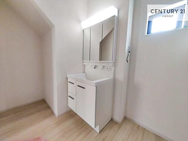 自然光が入り、明るく快適！朝の支度や夜のケアタイム。どちらも自然光の中で行えると、気分も前向きになりますね！照明だけでは出せない、柔らかく心地よい明るさが広がります。