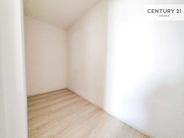 ウォークインクローゼット付きです。たくさんのお洋服などを収納しておけそうですね！他にも扇風機や加湿器など季節物の大きな家電も収納できます！