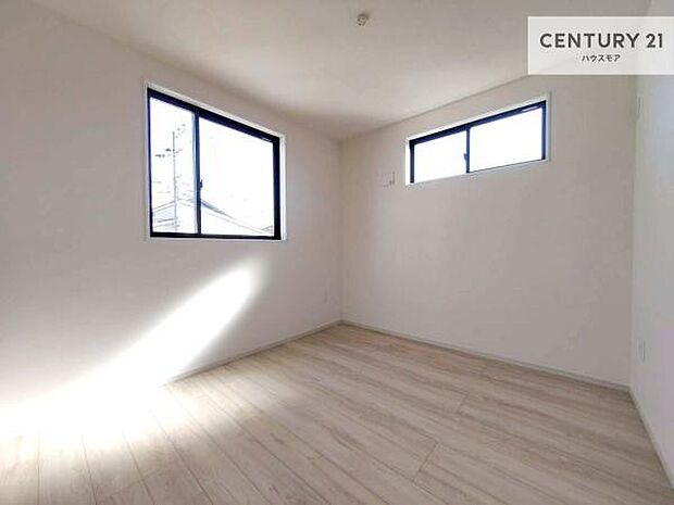 2面採光を確保した明るい室内は、風通しも良く、明るく大変居心地の良い空間となっております。リラックスして過ごせる心地の良いお部屋です！朝の目覚めがスッキリしますね！