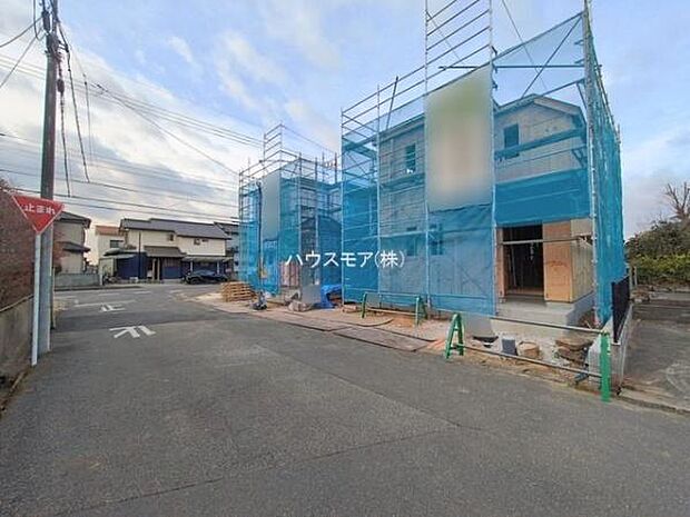 前面道路は5.9ｍ！陽当り良好な立地です。車庫入れが苦手な方も安心ですね。