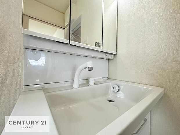 洗面台のボウルが深く床に水が跳ねにくいです！それにお掃除がしやすい使い勝手の良い白を基調とした清潔感のある洗面台で気持ちよくお使いいただけます！（同仕様）