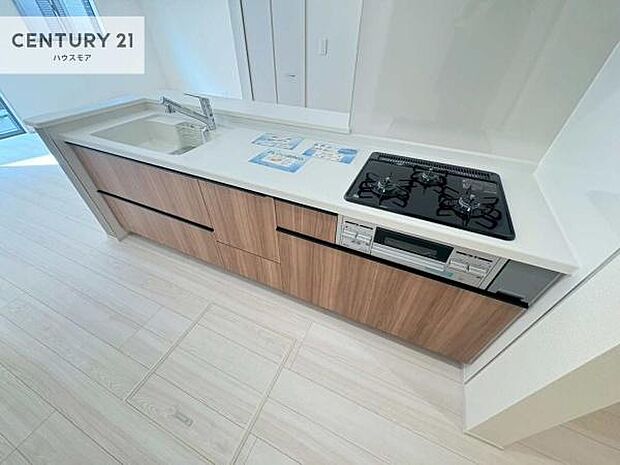 大人気の対面式システムキッチンを採用しています！ご家族のコミュニケーションが自然と増える設計です。お子様にも目が届くので嬉しいですね！広々使えて快適に作業が進みます。