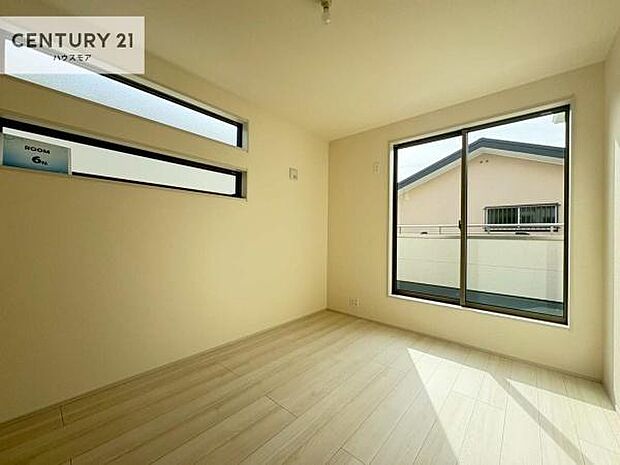 バルコニーに面している洋室です。明るく温もりがあり、換気もしっかりできます！朝起きて、外に出て背伸びをしつつ深呼吸をし良い朝を迎え入れることができます。