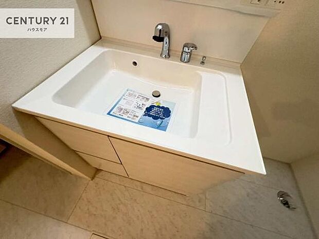 深い洗面台ボウルは、水が跳ねにくいのでお手入れが楽々！清潔感が保てます！キレイな洗面所で自分磨きのモチベーションが上がりますね！