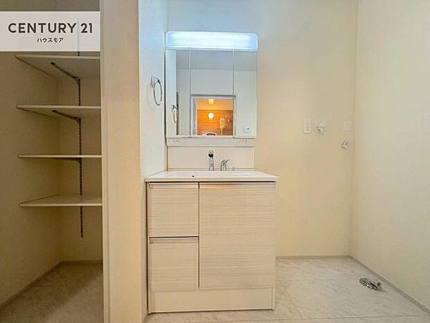 小窓付きの明るい洗面室です！湿気もすぐに入れ替えができて清潔に保つことができます！自然光が差し込むのでお化粧の仕上がりも良くなりますね！